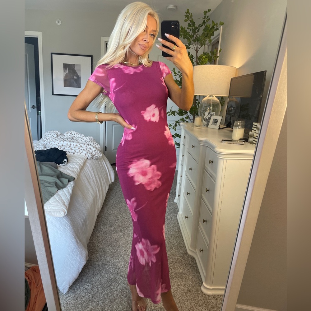 Women’s Magenta Floral Bodycon Dress - Picture 3 of 4